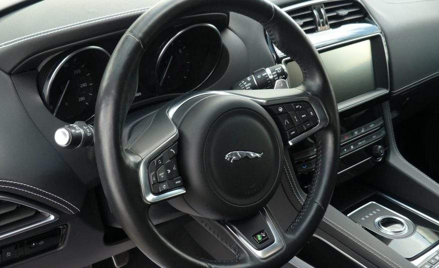 JAGUAR F-Pace R-Sport AWD Apple Carplay Kamera Sitzheiz