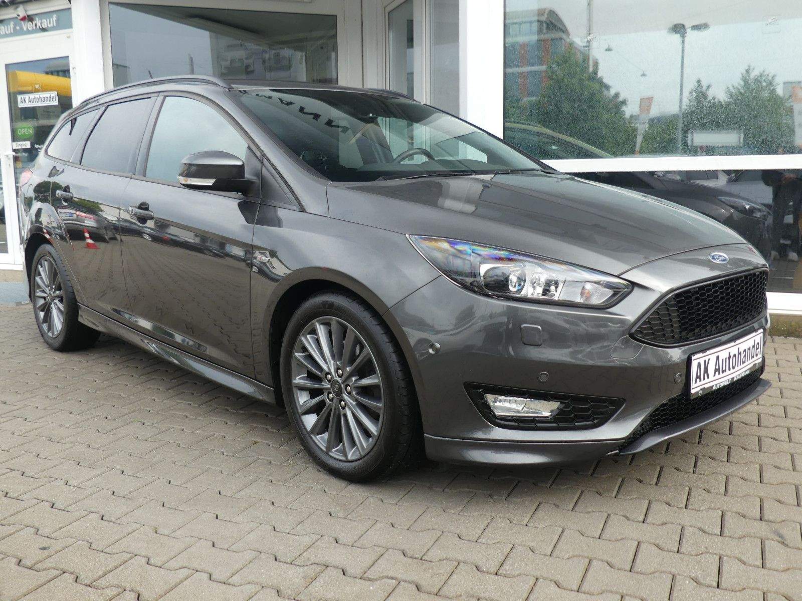 FORD Focus ST-Line Apple Carplay Bi-Xenon PDC Sitzhei