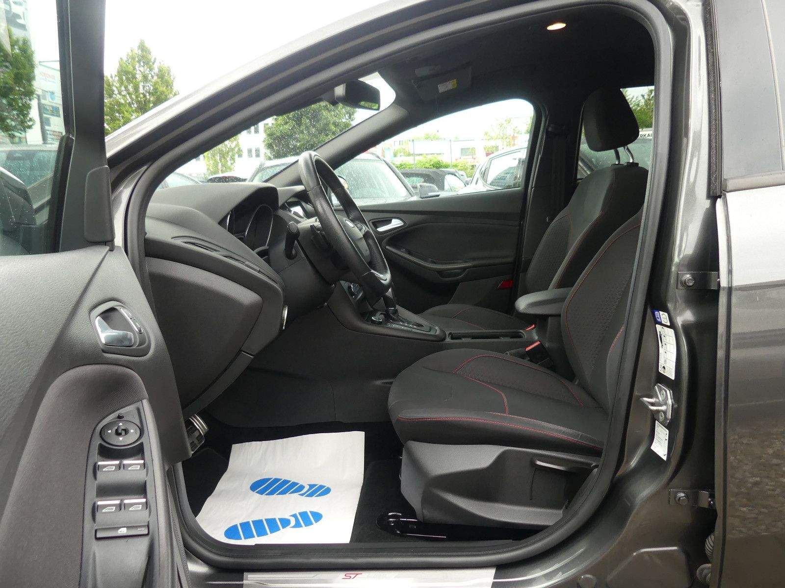 FORD Focus ST-Line Apple Carplay Bi-Xenon PDC Sitzhei