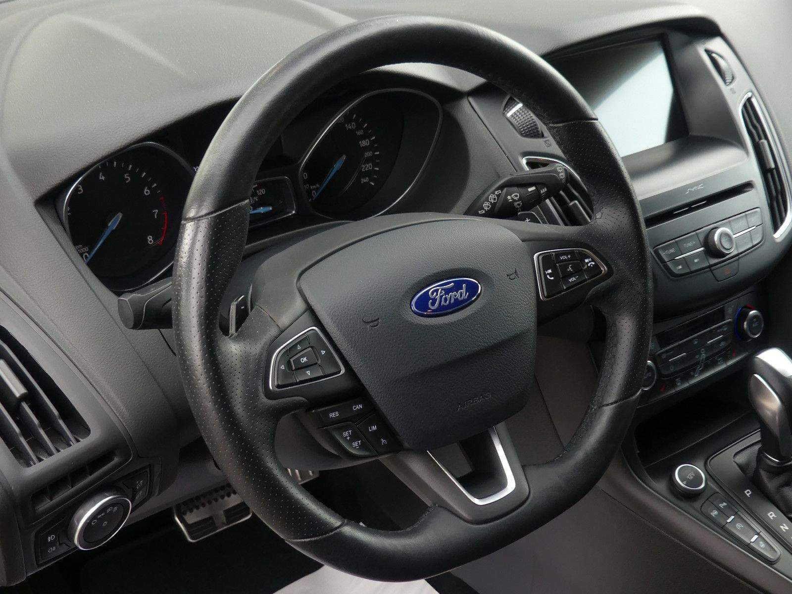 FORD Focus ST-Line Apple Carplay Bi-Xenon PDC Sitzhei