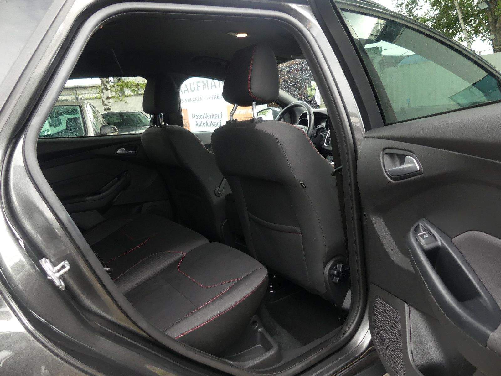 FORD Focus ST-Line Apple Carplay Bi-Xenon PDC Sitzhei