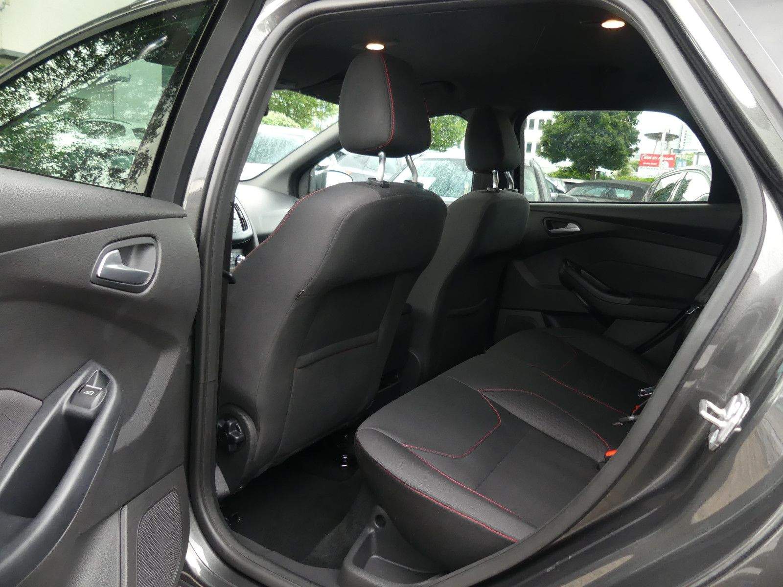 FORD Focus ST-Line Apple Carplay Bi-Xenon PDC Sitzhei