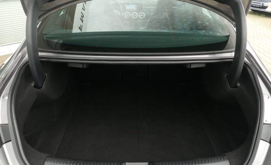 MERCEDES-BENZ CLA 180 AMG-Line LED Leder Kamera Navi