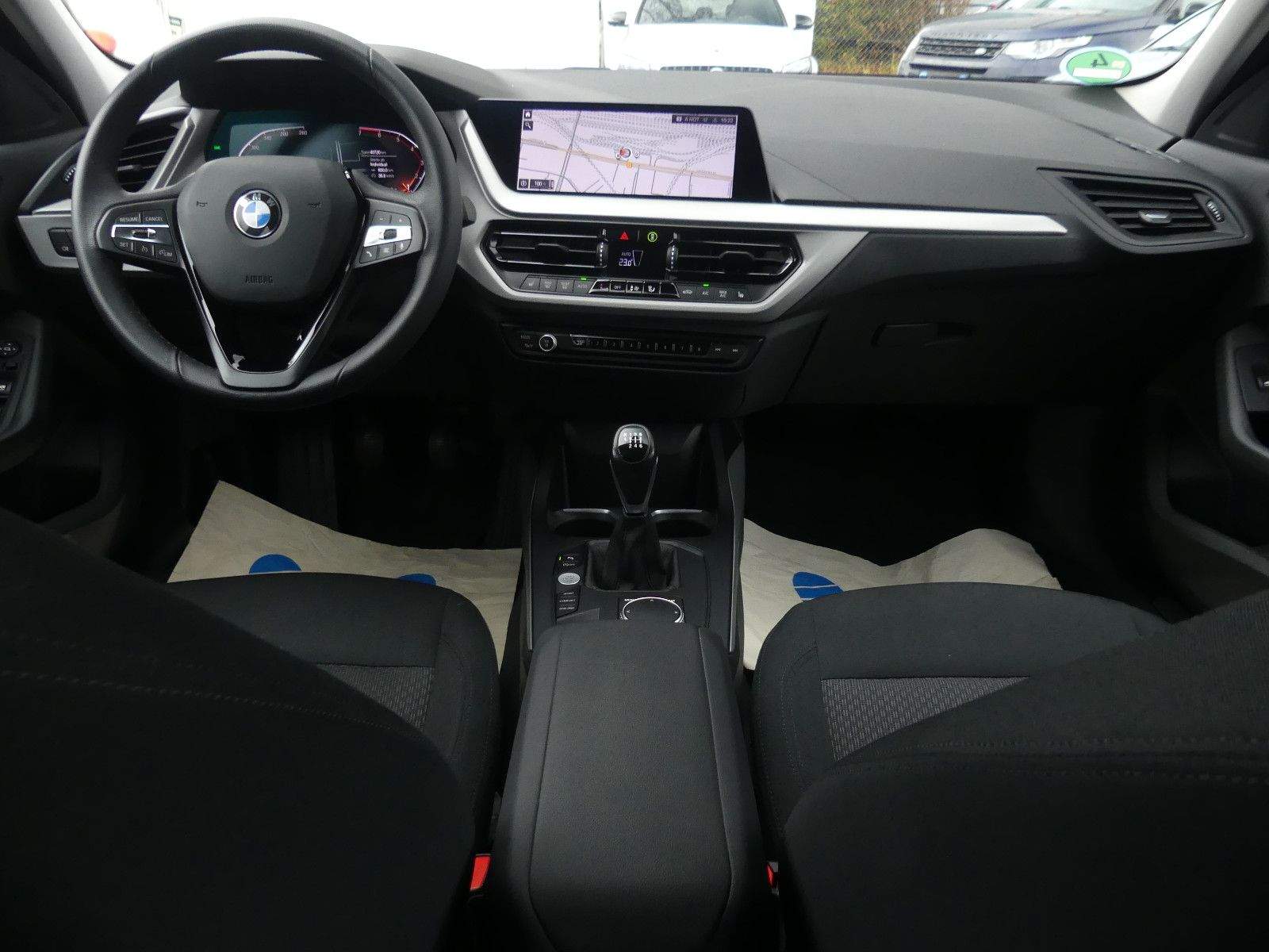 BMW 118i Advantage LED PDC AHK Navi CarPlay Android
