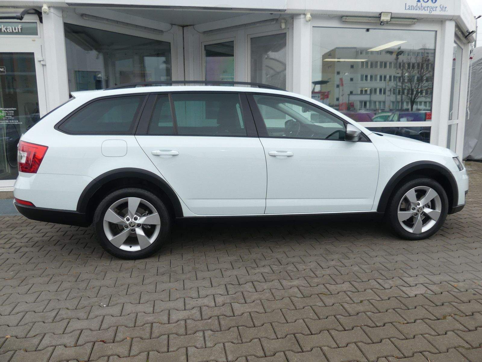 SKODA Octavia Scout 4×4 Autom. ACC PDC Navi Laneassist