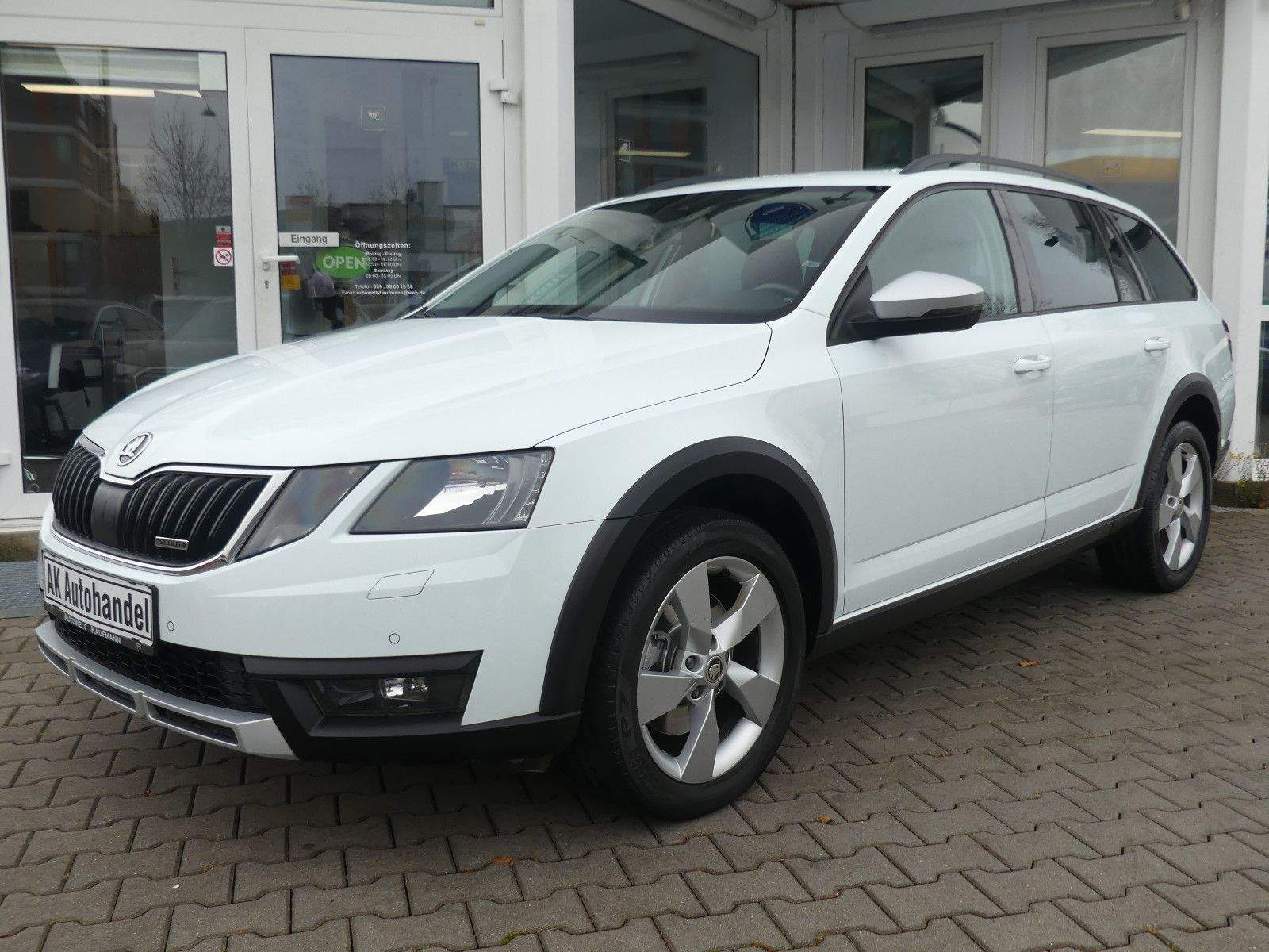 SKODA Octavia Scout 4×4 Autom. ACC PDC Navi Laneassist