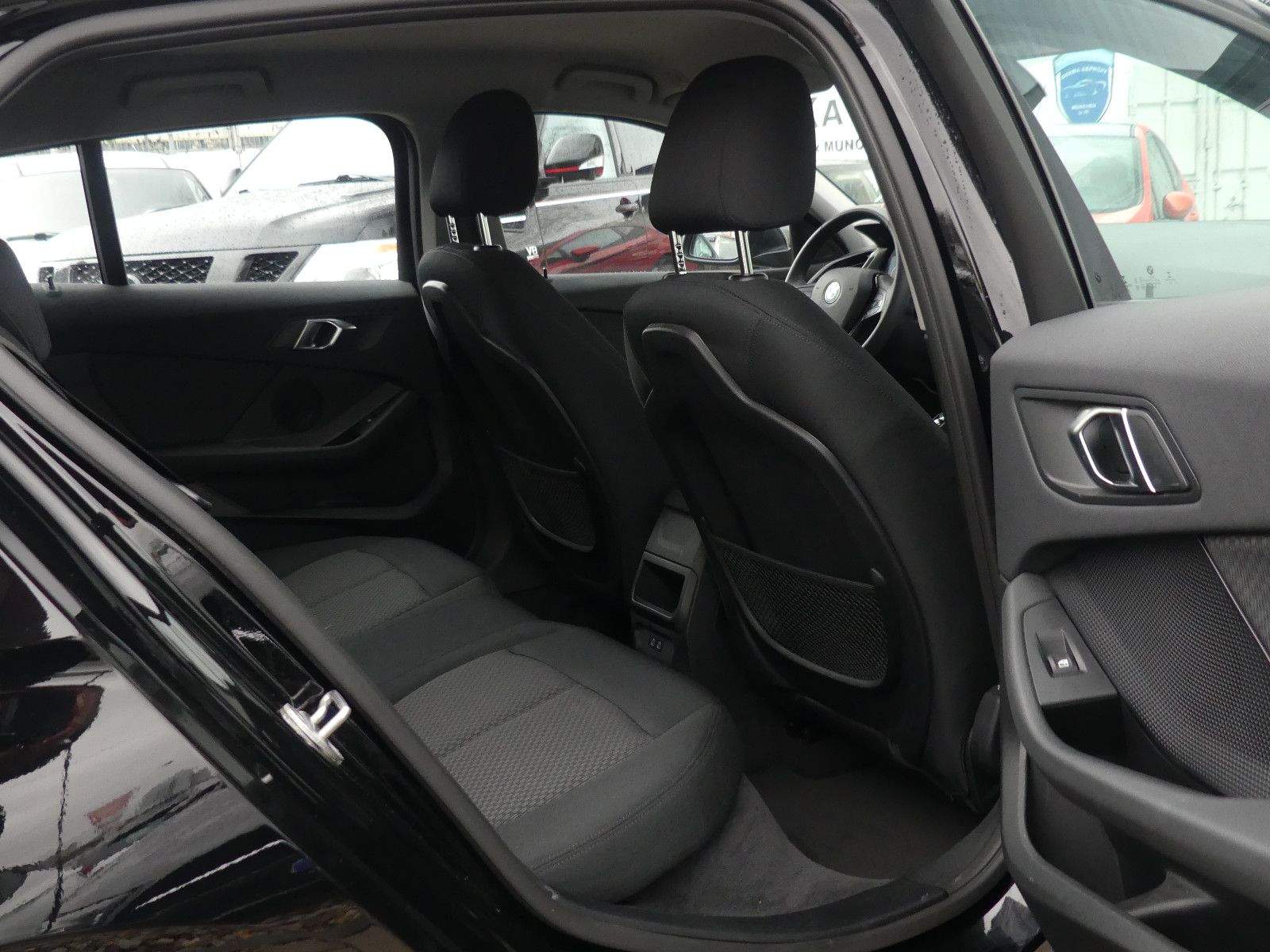 BMW 118i Advantage LED PDC AHK Navi CarPlay Android