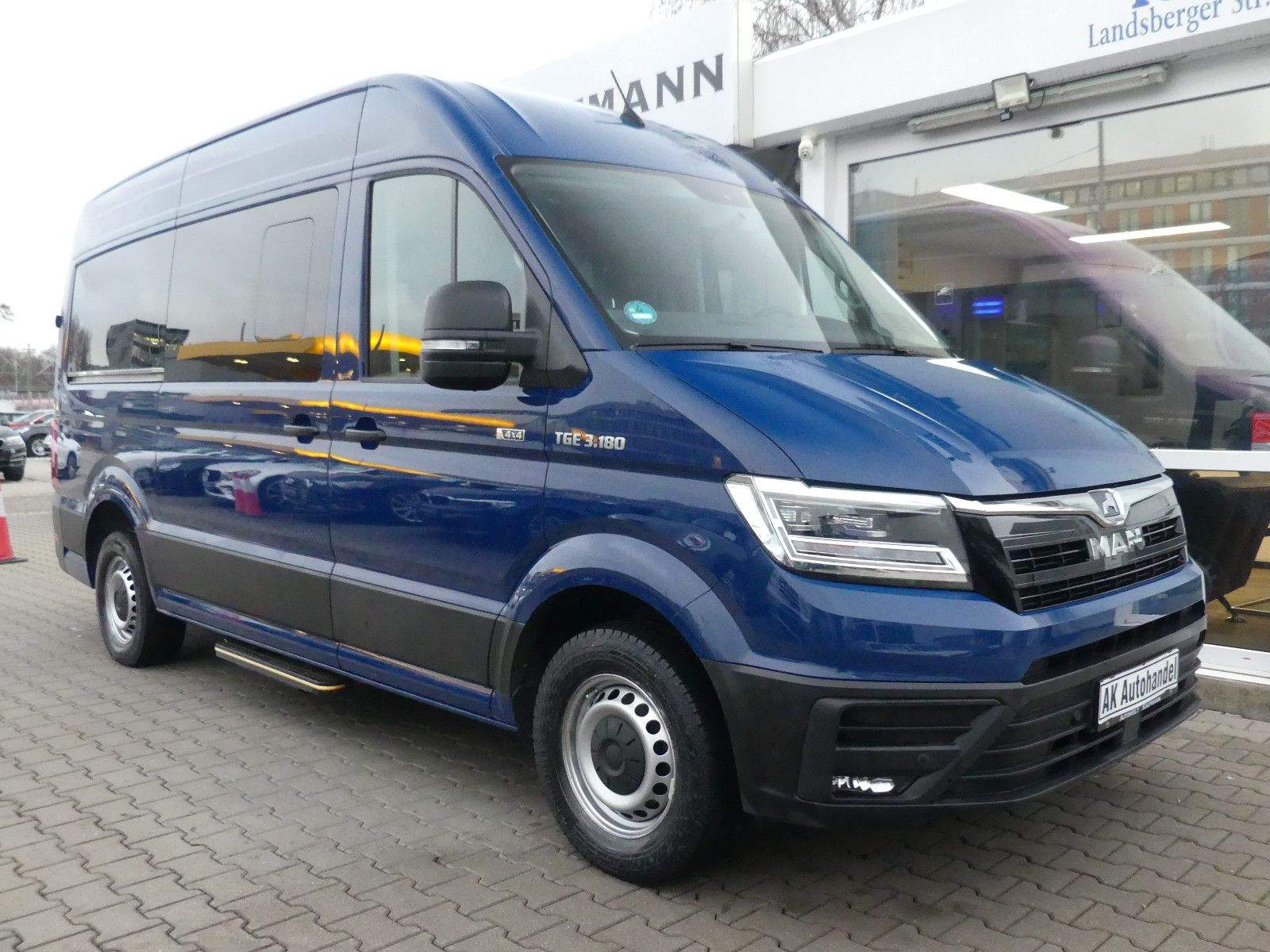 MAN TGE 3.180 4X4 SB 9-Sitzer Aut, AHK LED Kamera