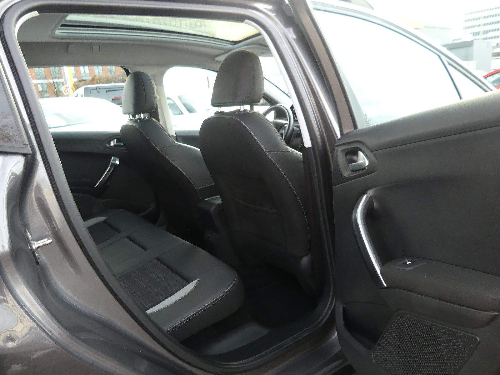 PEUGEOT 2008 Allure PDC Navi Tempomat JBL DAB