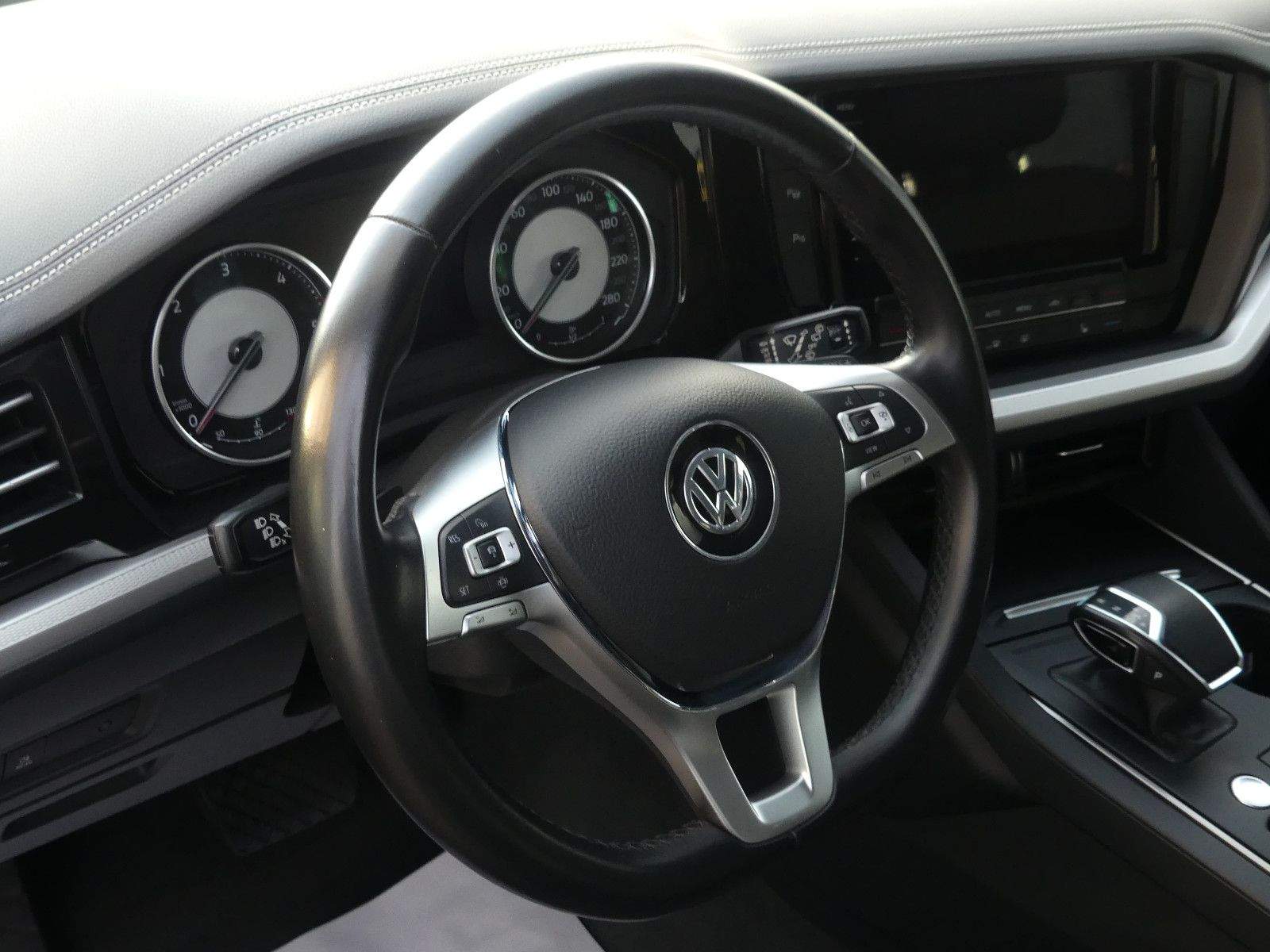 VW Touareg 4Motion Navi-Pro LED AHK ACC Leder