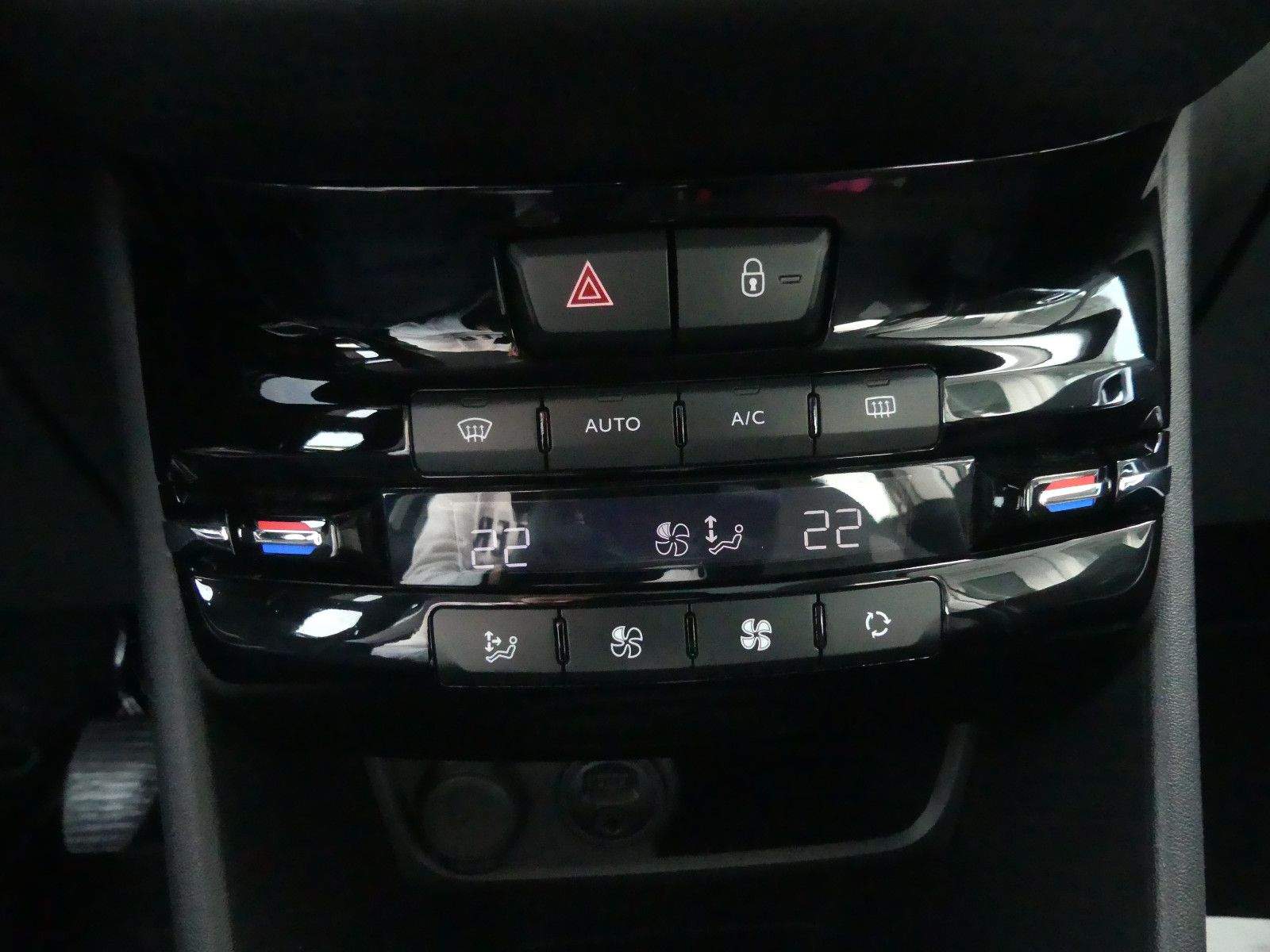 PEUGEOT 2008 Allure PDC Navi Tempomat JBL DAB