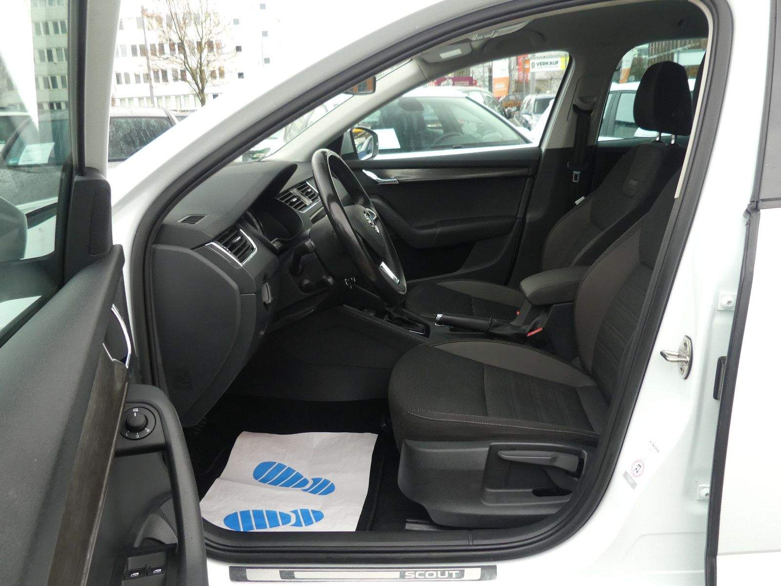 SKODA Octavia Scout 4×4 Autom. ACC PDC Navi Laneassist