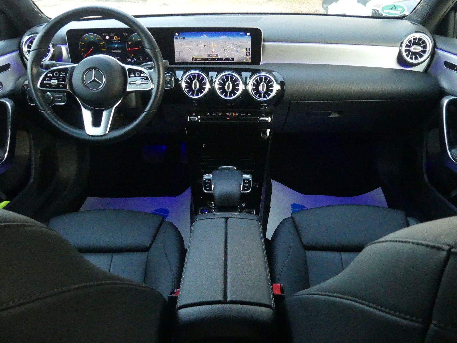MERCEDES-BENZ A250 4Matic Progressive Leder Virtual Cockpit