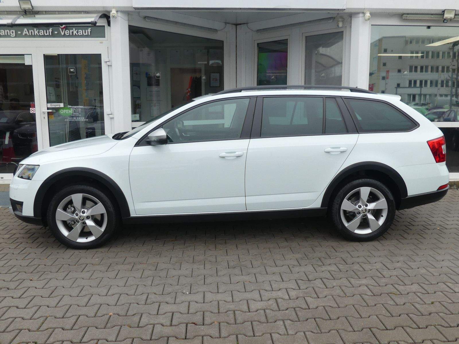 SKODA Octavia Scout 4×4 Autom. ACC PDC Navi Laneassist