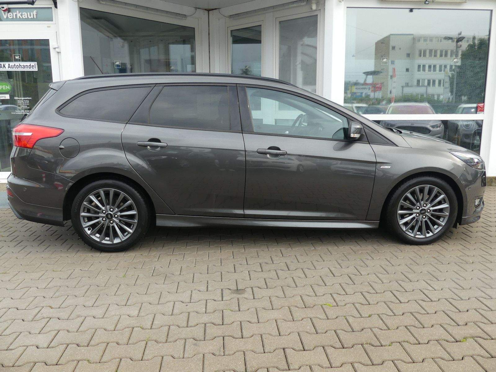 FORD Focus ST-Line Apple Carplay Bi-Xenon PDC Sitzhei