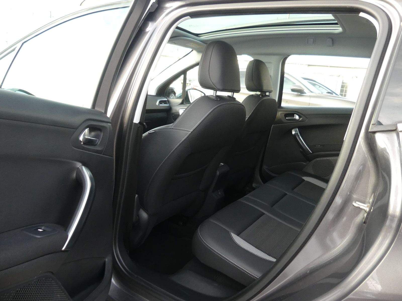 PEUGEOT 2008 Allure PDC Navi Tempomat JBL DAB