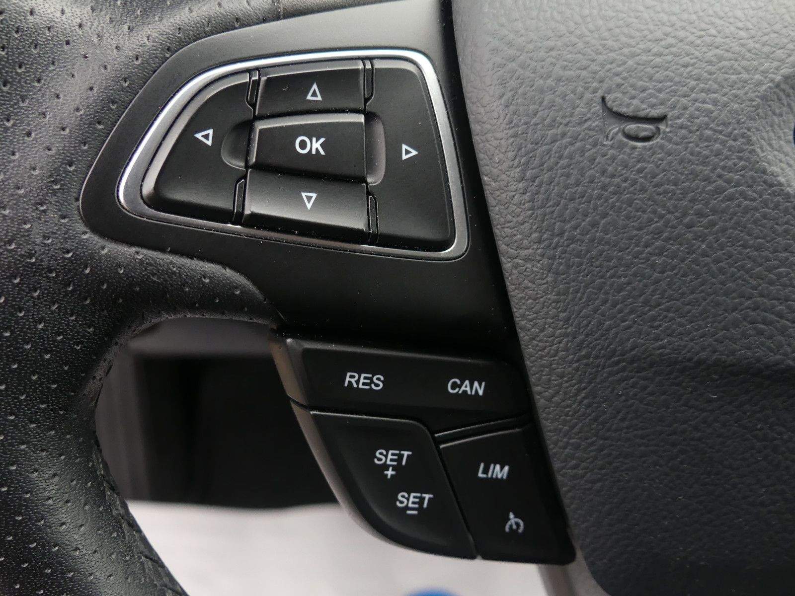 FORD Focus ST-Line Apple Carplay Bi-Xenon PDC Sitzhei