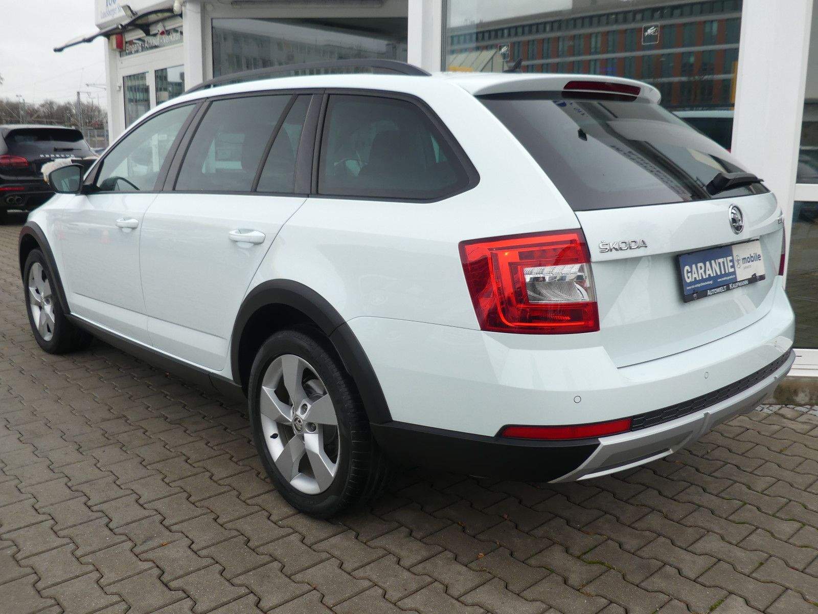 SKODA Octavia Scout 4×4 Autom. ACC PDC Navi Laneassist