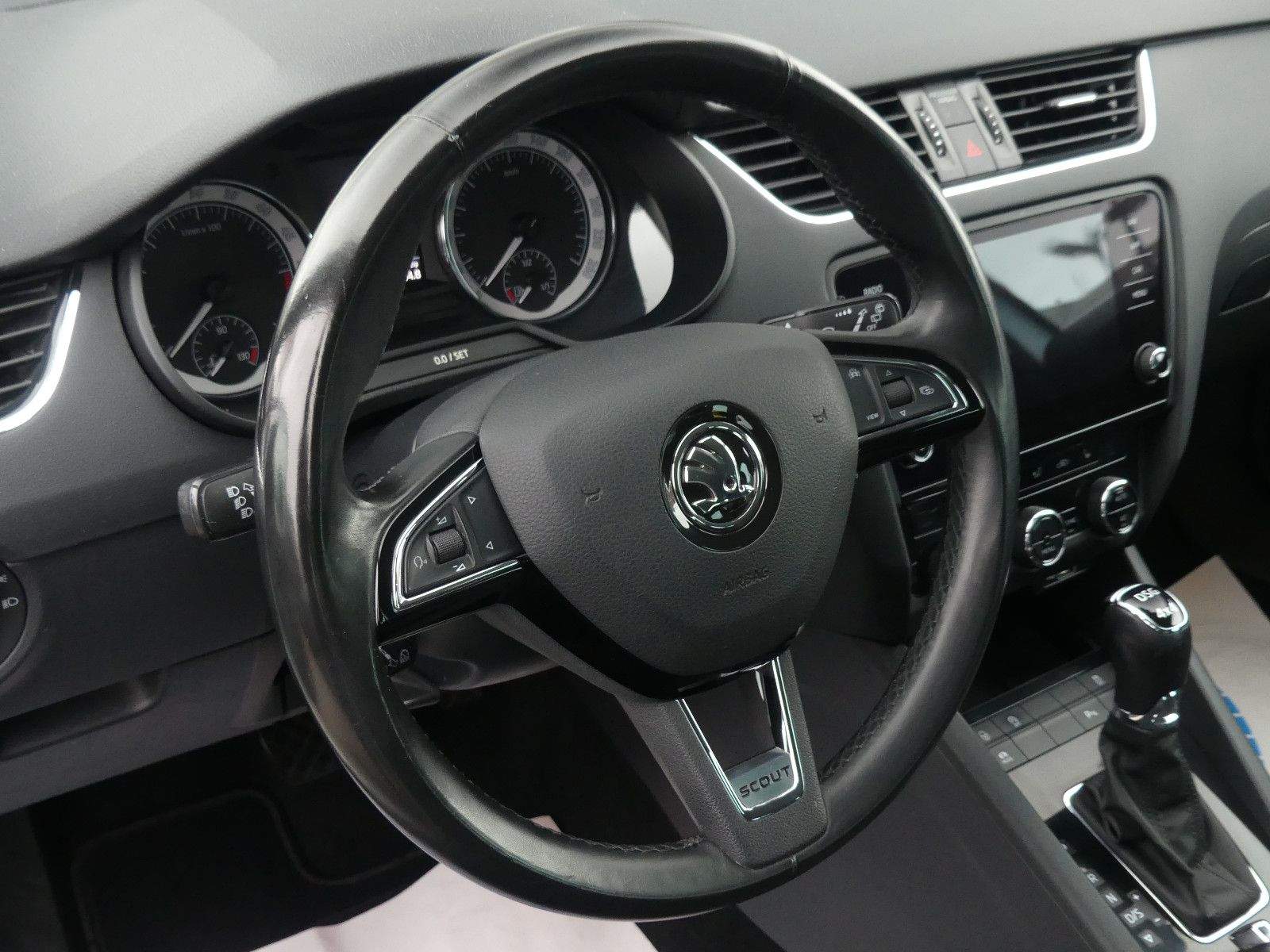 SKODA Octavia Scout 4×4 Autom. ACC PDC Navi Laneassist