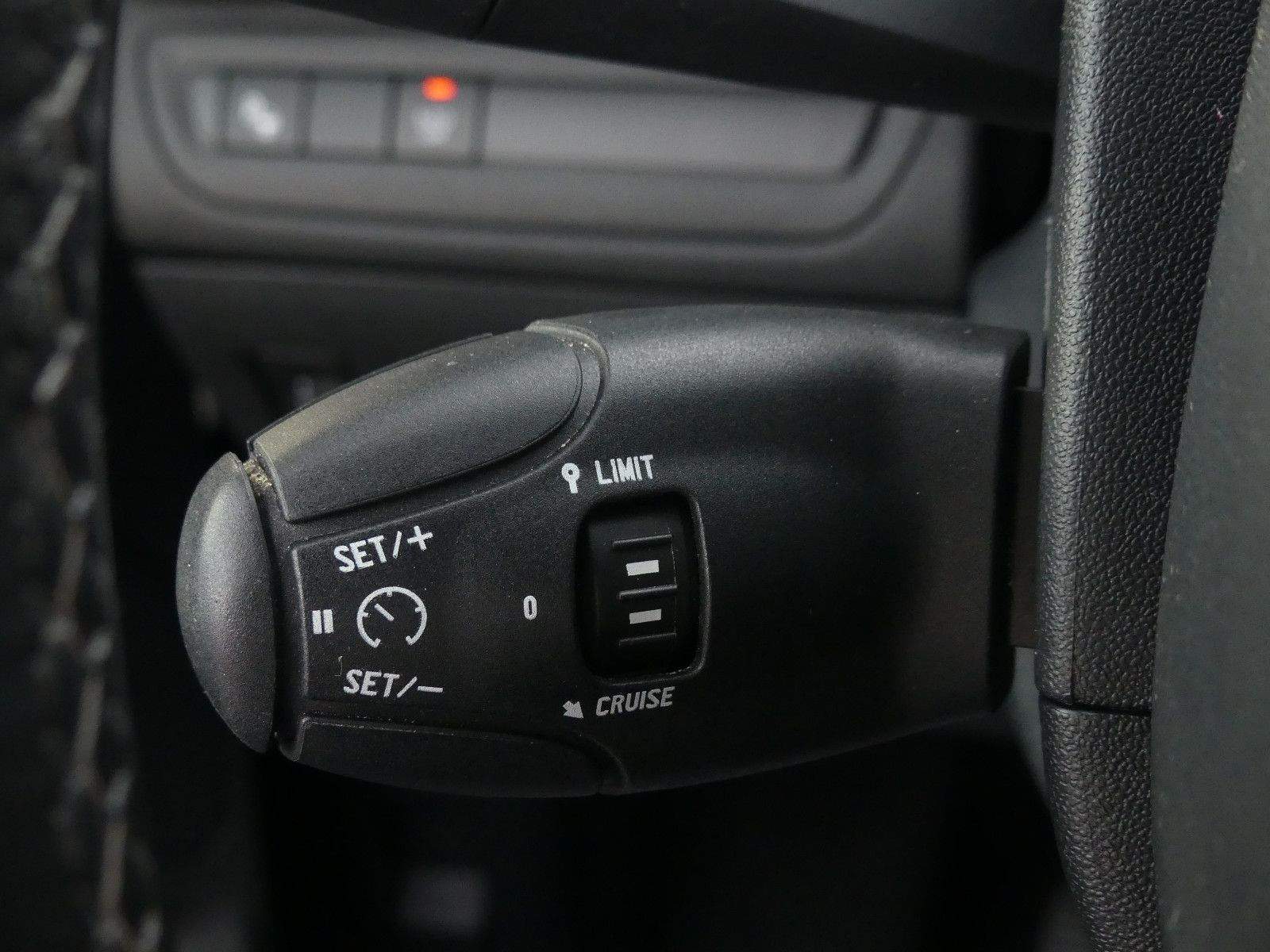 PEUGEOT 2008 Allure PDC Navi Tempomat JBL DAB