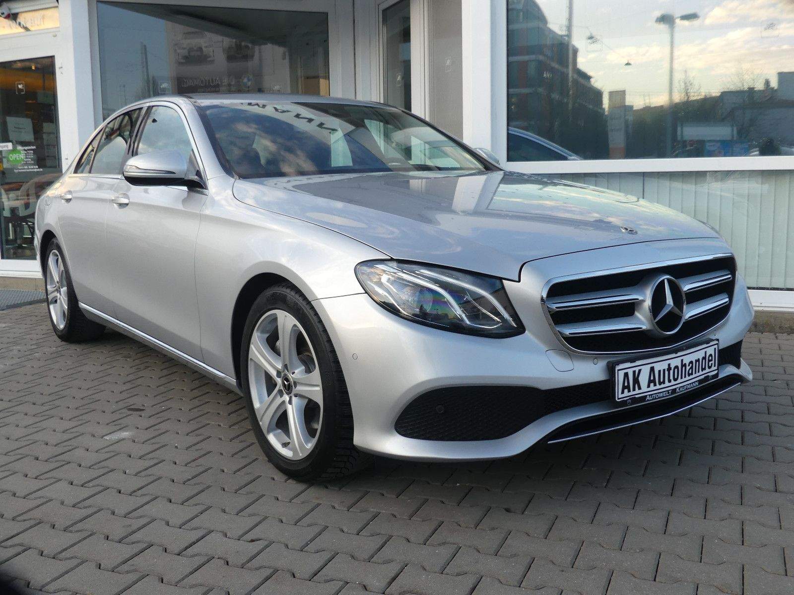 MERCEDES-BENZ E200 Lim. Aut. Avantgarde LED Leder Memory Totw.