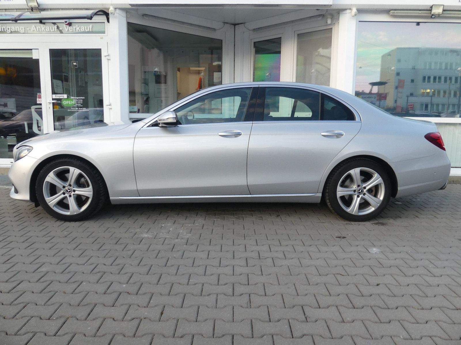 MERCEDES-BENZ E200 Lim. Aut. Avantgarde LED Leder Memory Totw.