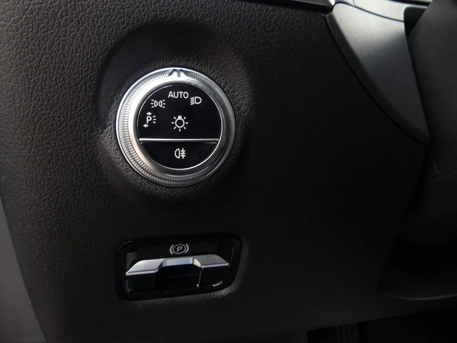 MERCEDES-BENZ C180 Lim. Avantgarde Aut. LED Navi Camera