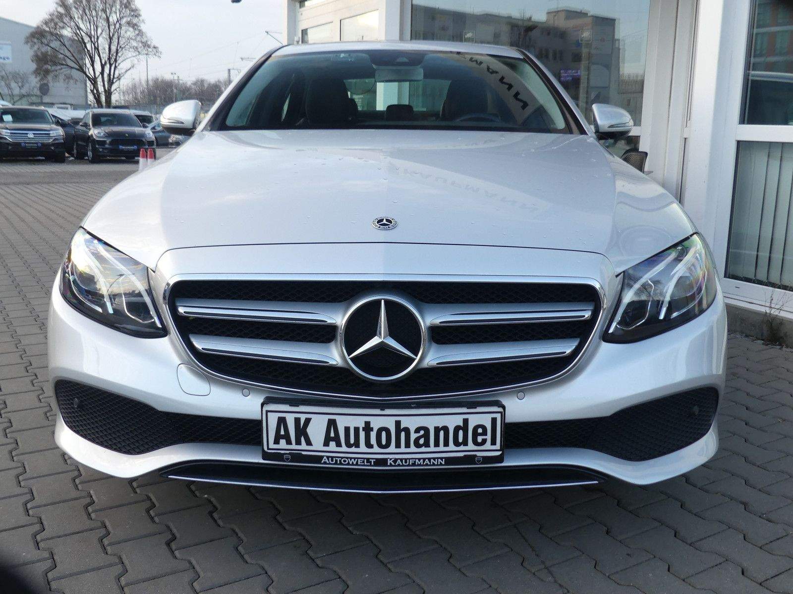 MERCEDES-BENZ E200 Lim. Aut. Avantgarde LED Leder Memory Totw.