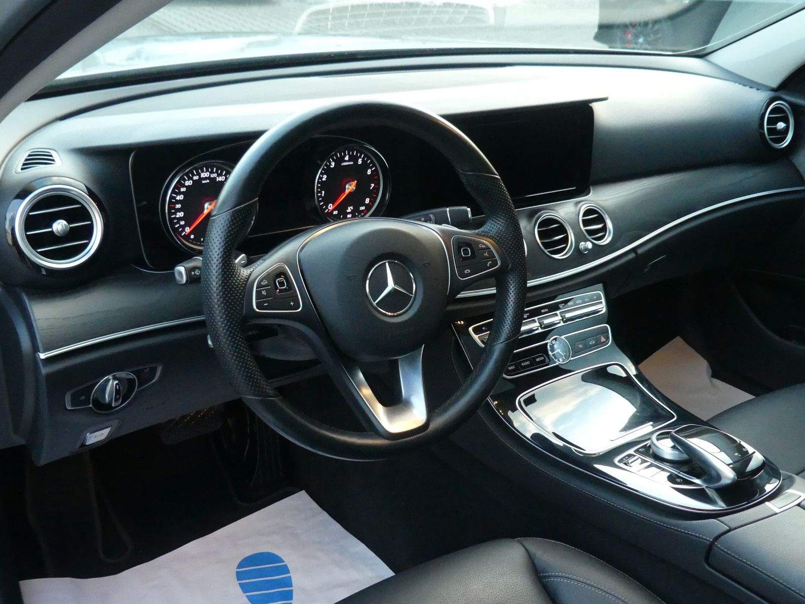 MERCEDES-BENZ E200 Lim. Aut. Avantgarde LED Leder Memory Totw.