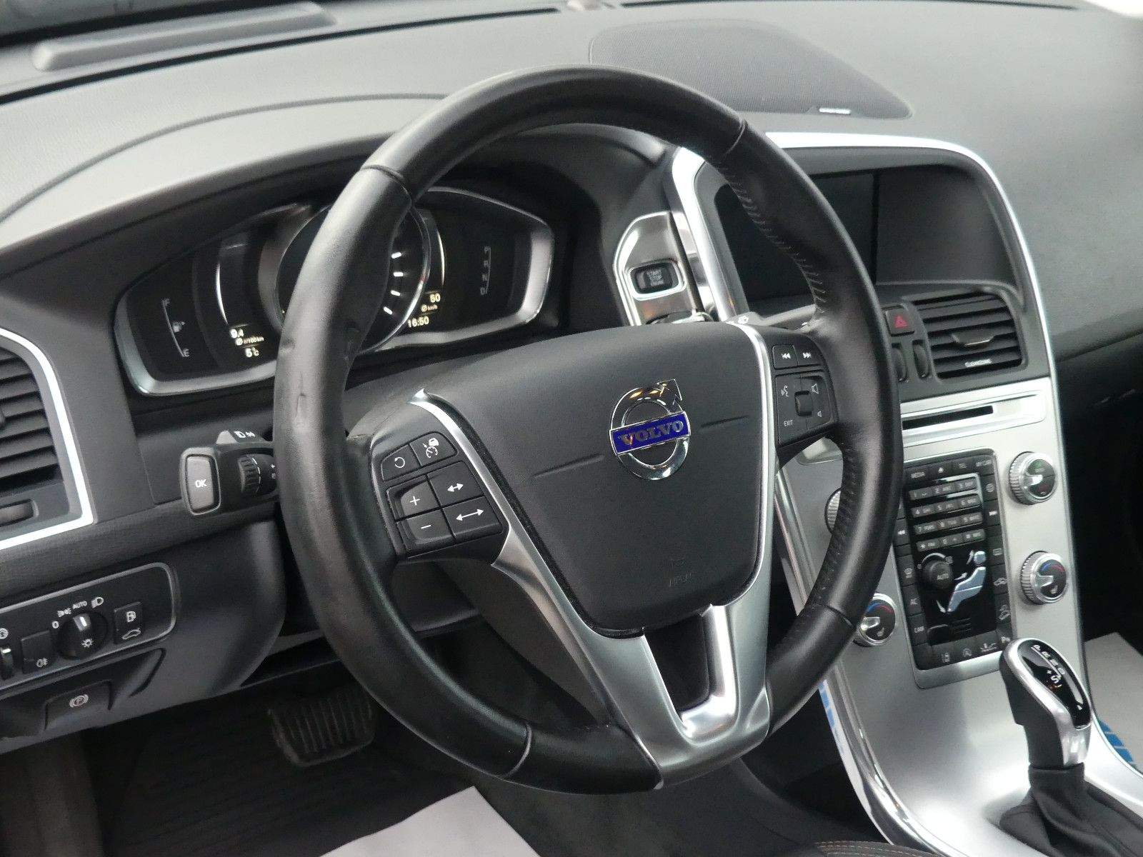 VOLVO XC60 Summum Aut. AWD ACC Kamera Leder H&K Memory