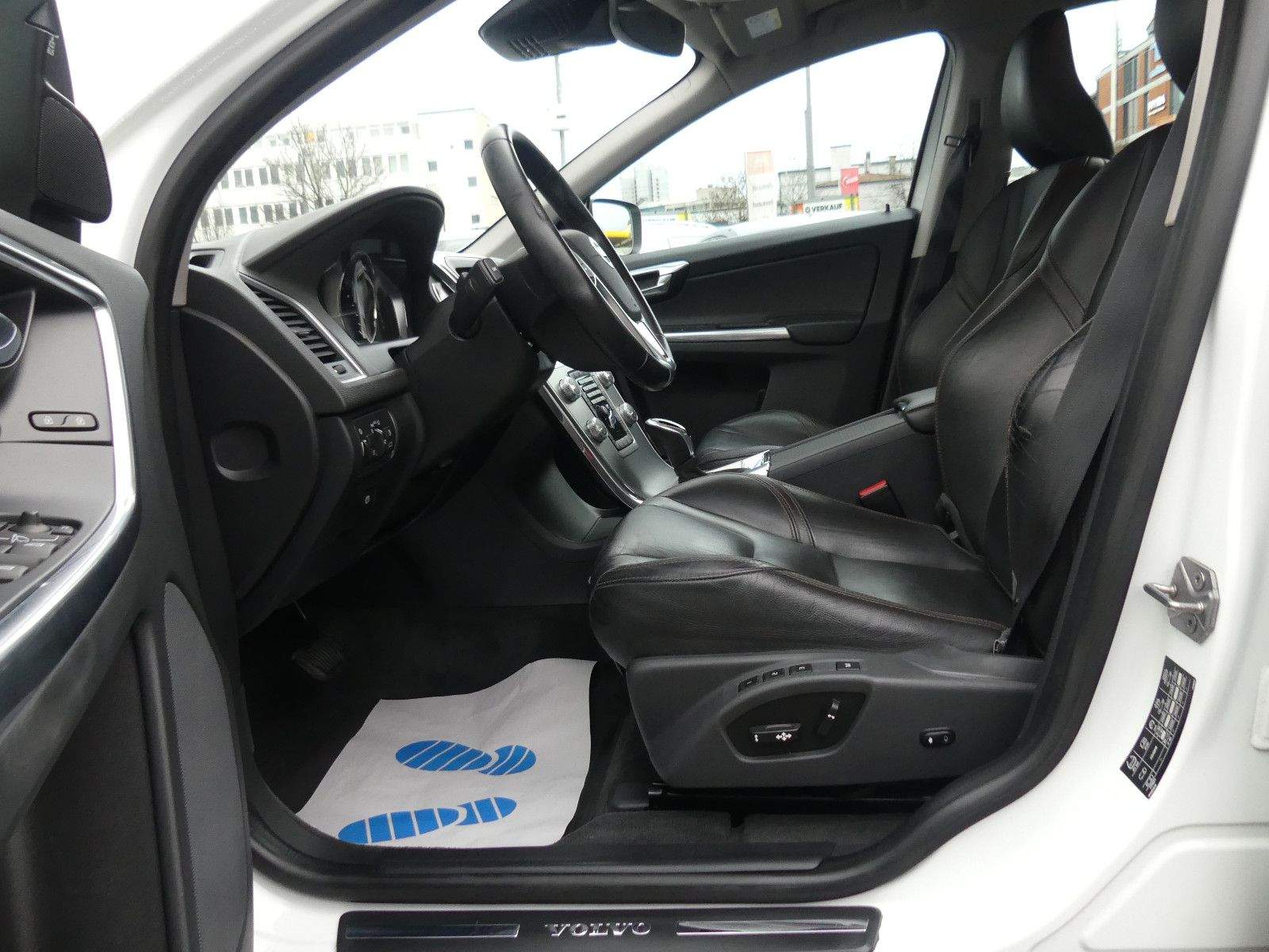 VOLVO XC60 Summum Aut. AWD ACC Kamera Leder H&K Memory