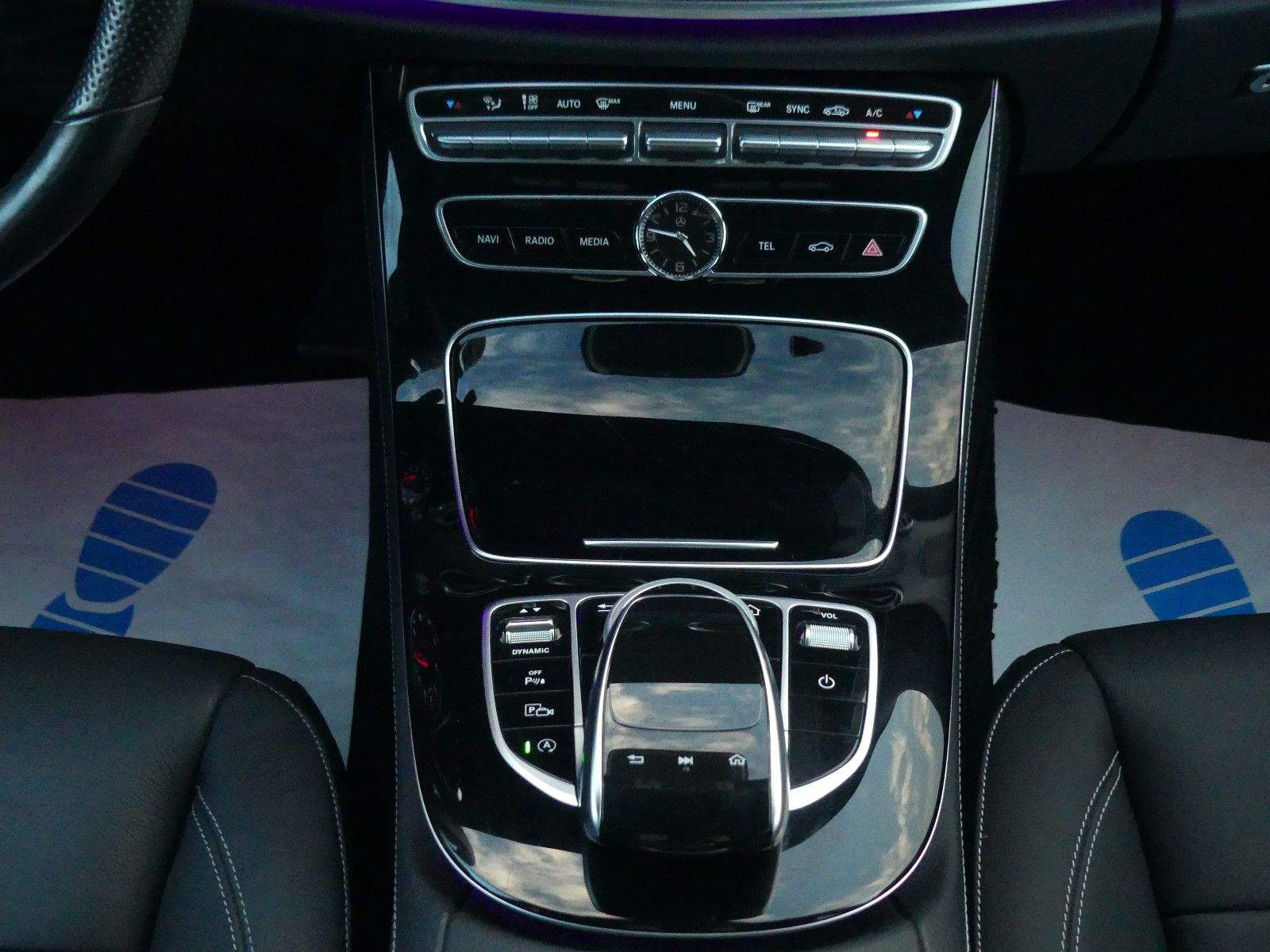 MERCEDES-BENZ E200 Lim. Aut. Avantgarde LED Leder Memory Totw.