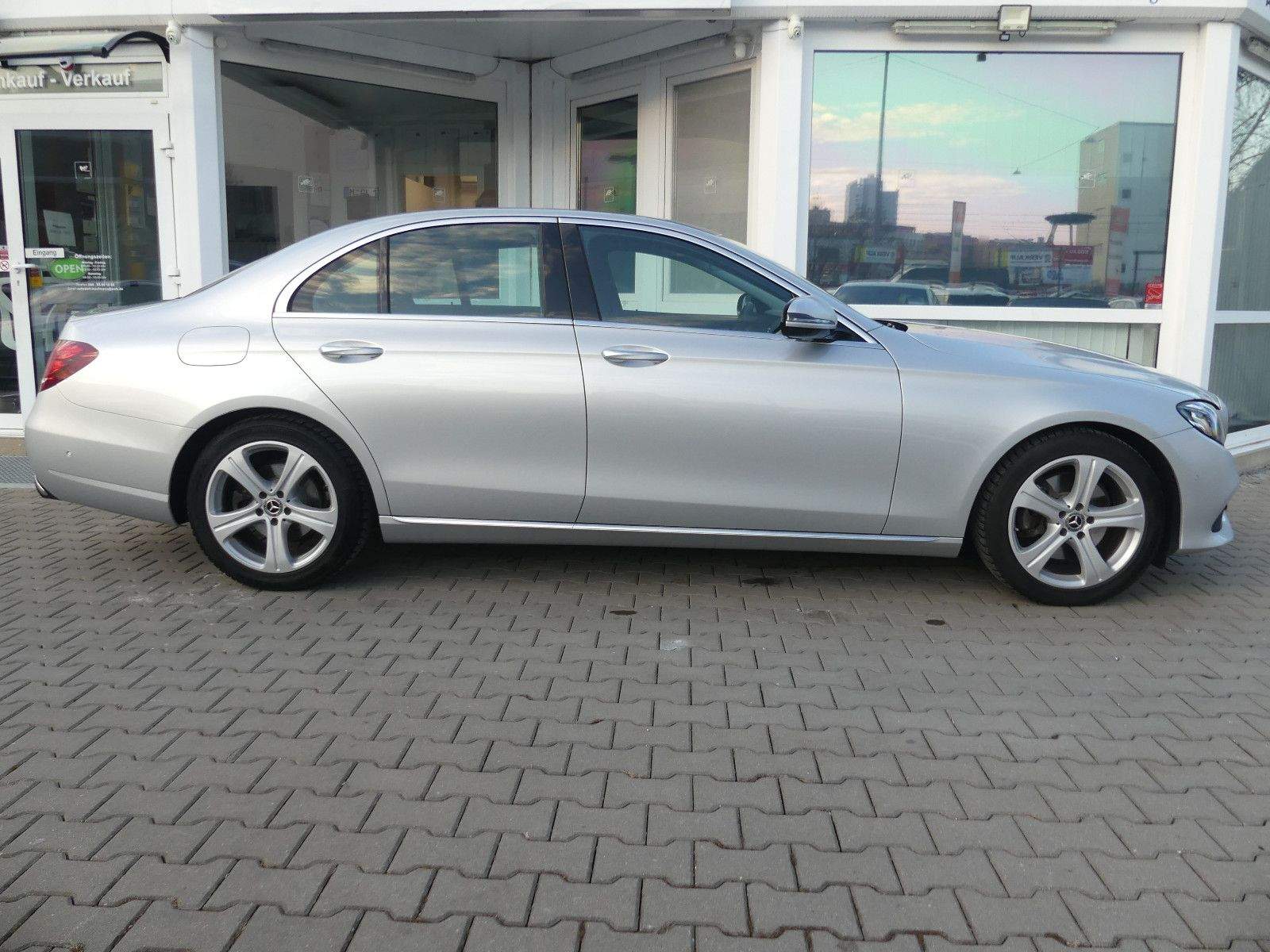 MERCEDES-BENZ E200 Lim. Aut. Avantgarde LED Leder Memory Totw.