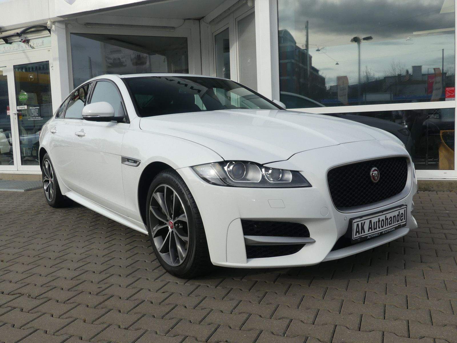 JAGUAR XF Ingenium Edition R-Sport Aut. Leder Navi Kam.