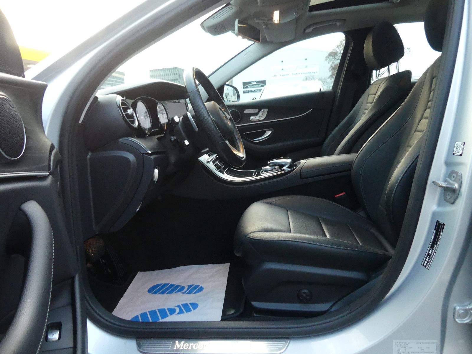 MERCEDES-BENZ E200 Lim. Aut. Avantgarde LED Leder Memory Totw.