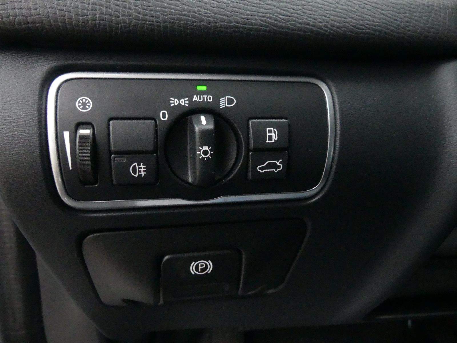 VOLVO XC60 Summum Aut. AWD ACC Kamera Leder H&K Memory