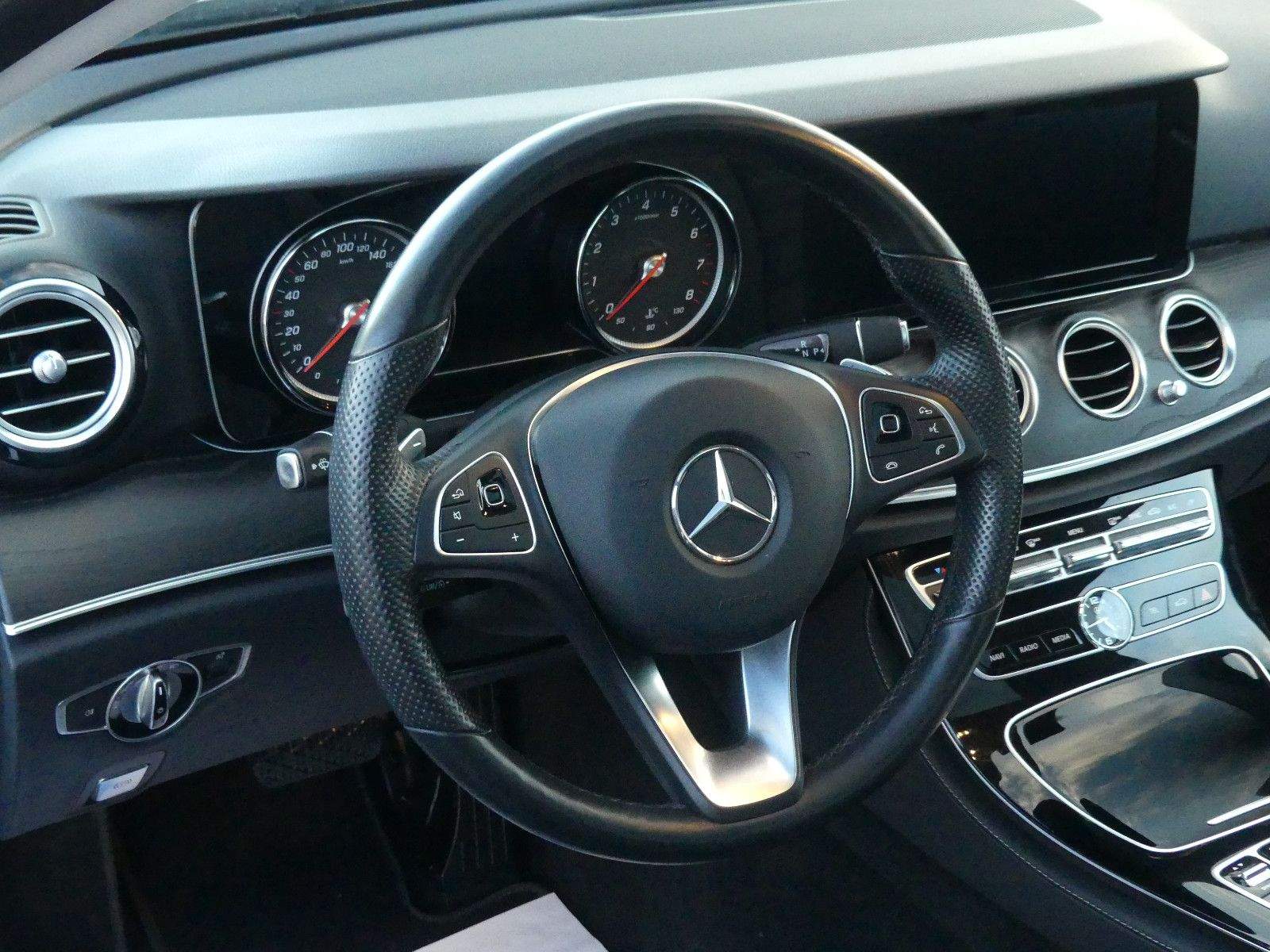 MERCEDES-BENZ E200 Lim. Aut. Avantgarde LED Leder Memory Totw.