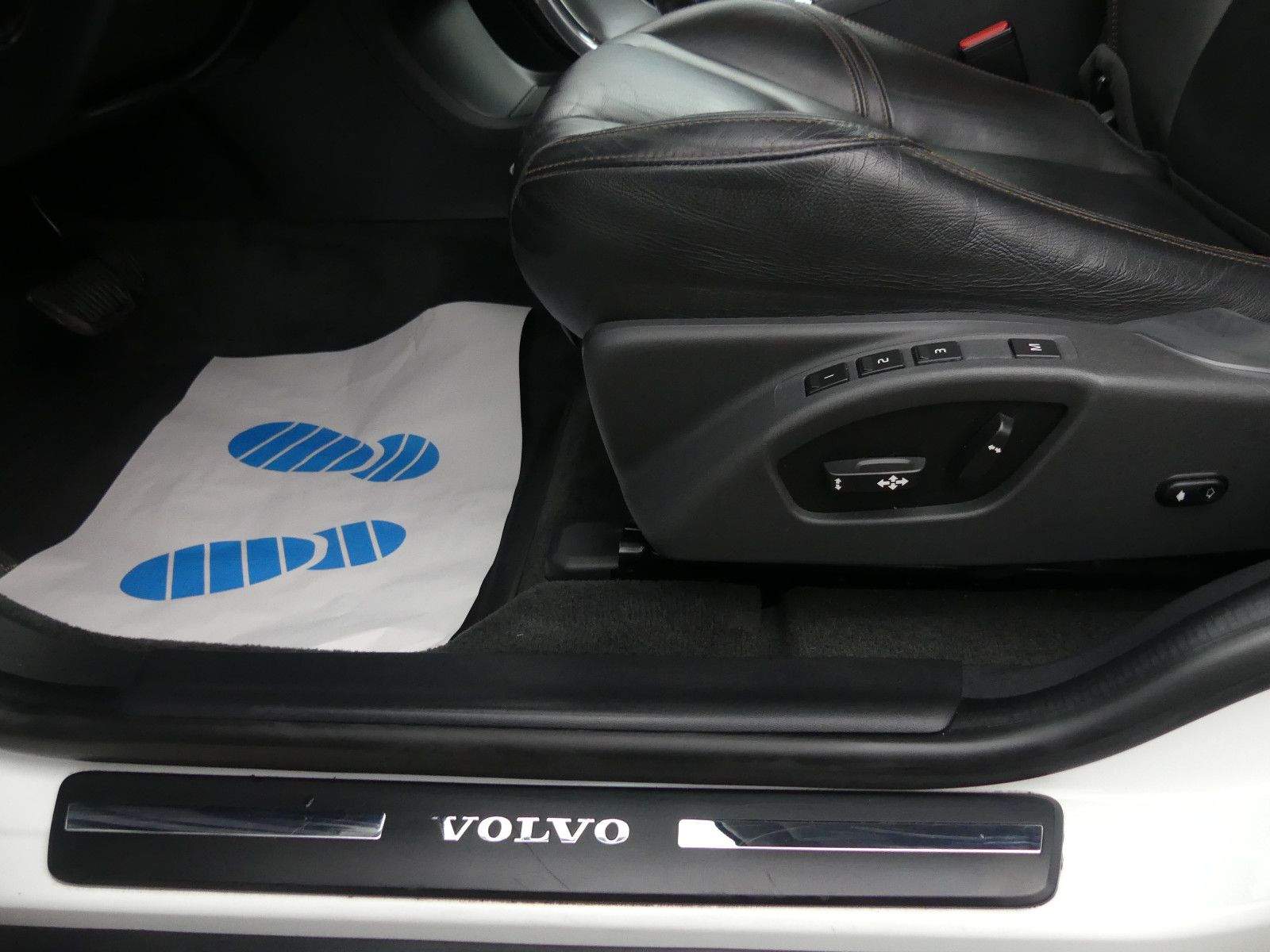 VOLVO XC60 Summum Aut. AWD ACC Kamera Leder H&K Memory