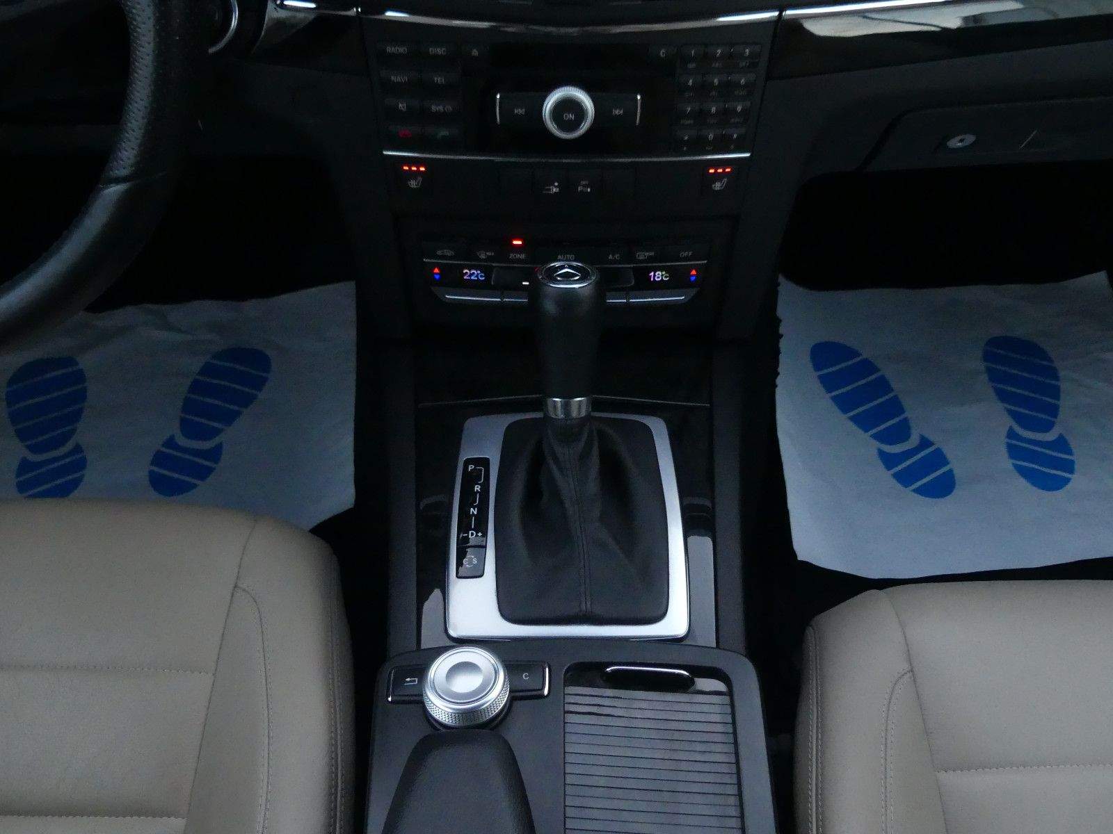 MERCEDES-BENZ E250 Coupé CGI Avantgarde 1.Hand Navi PDC Tempo