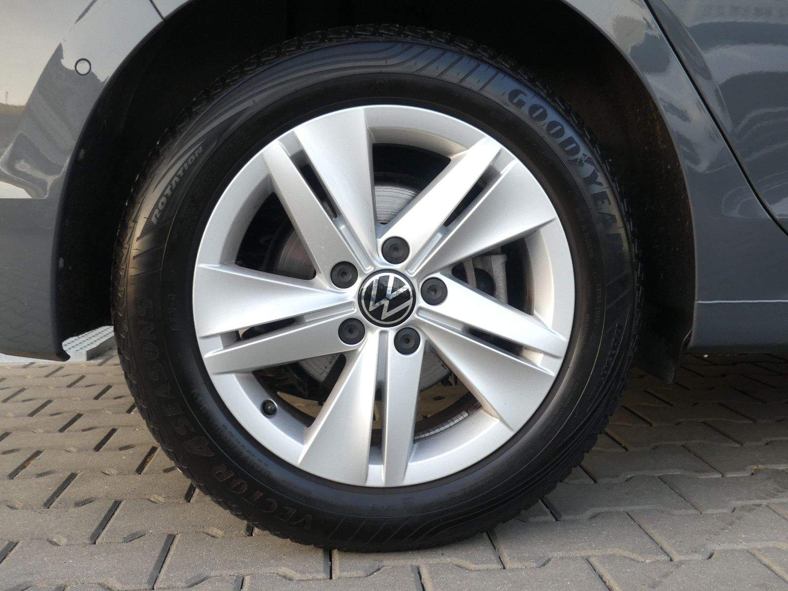 VW Golf 8 Life 1.5 eTSI Standheiz. Panorama Head-Up