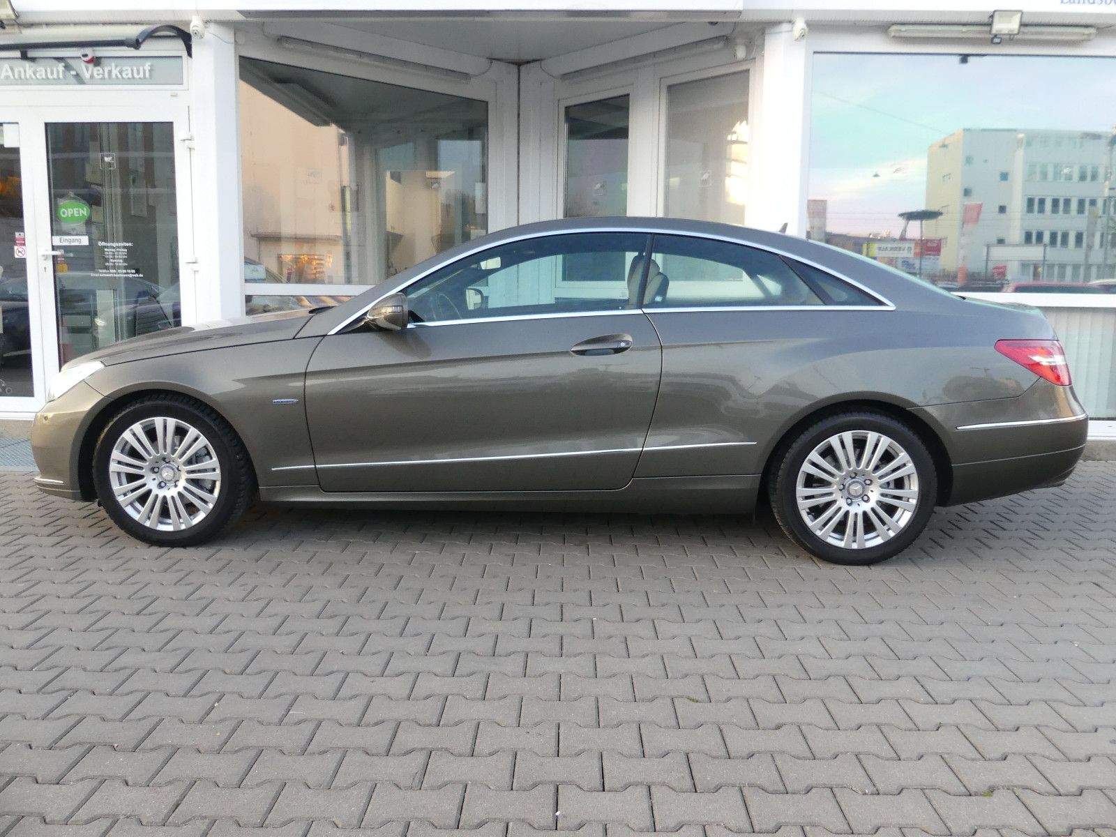 MERCEDES-BENZ E250 Coupé CGI Avantgarde 1.Hand Navi PDC Tempo