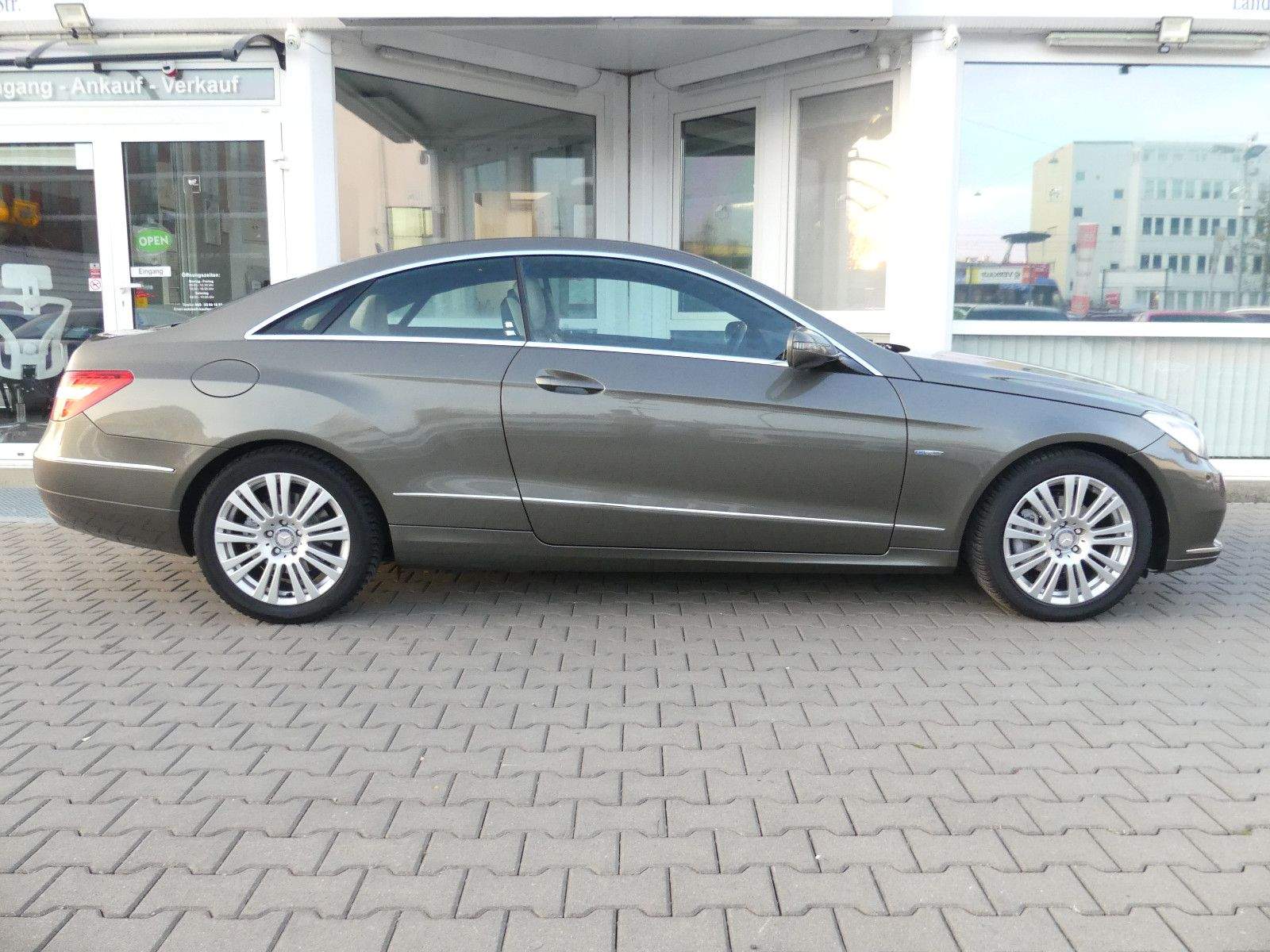 MERCEDES-BENZ E250 Coupé CGI Avantgarde 1.Hand Navi PDC Tempo