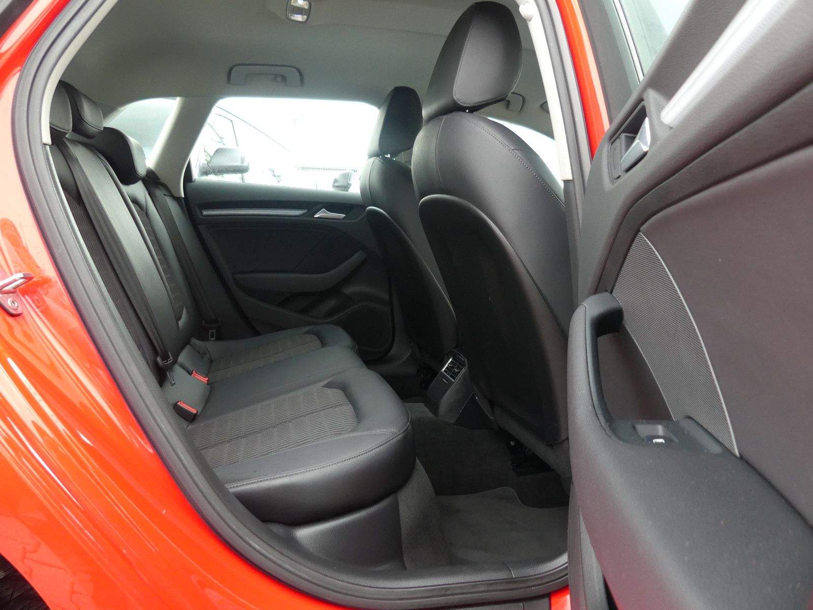 AUDI A3 Sportback Aut. Ambiente Bi-Xenon Tempomat PDC