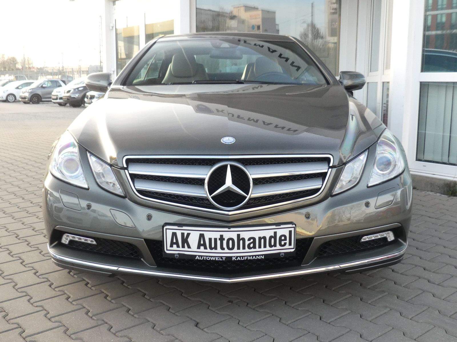 MERCEDES-BENZ E250 Coupé CGI Avantgarde 1.Hand Navi PDC Tempo