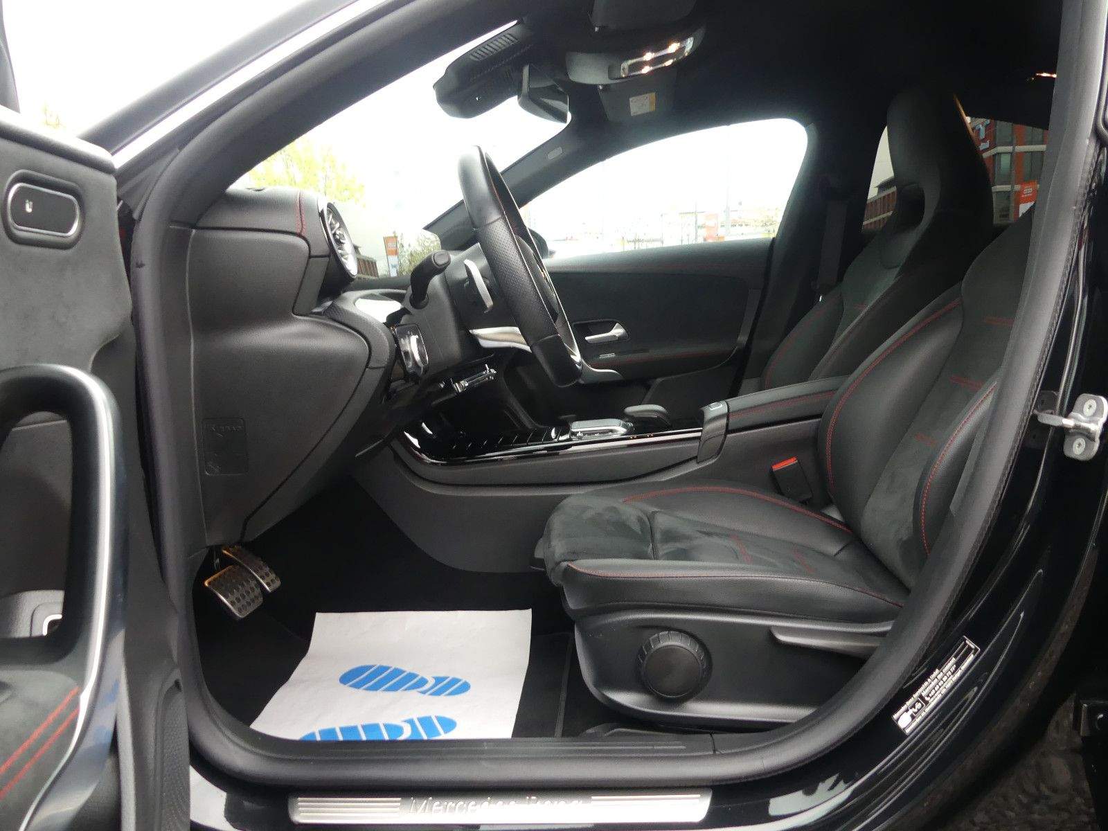 MERCEDES-BENZ CLA 200 AMG Line LED Kamera Alcantara CarPlay