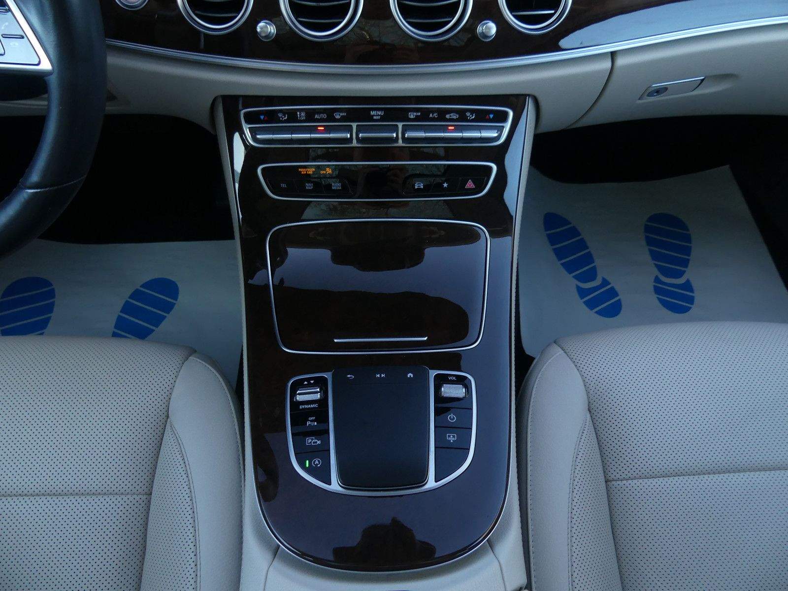 MERCEDES-BENZ E220D Avantgarde+Exclusive HUD 360° Burmester