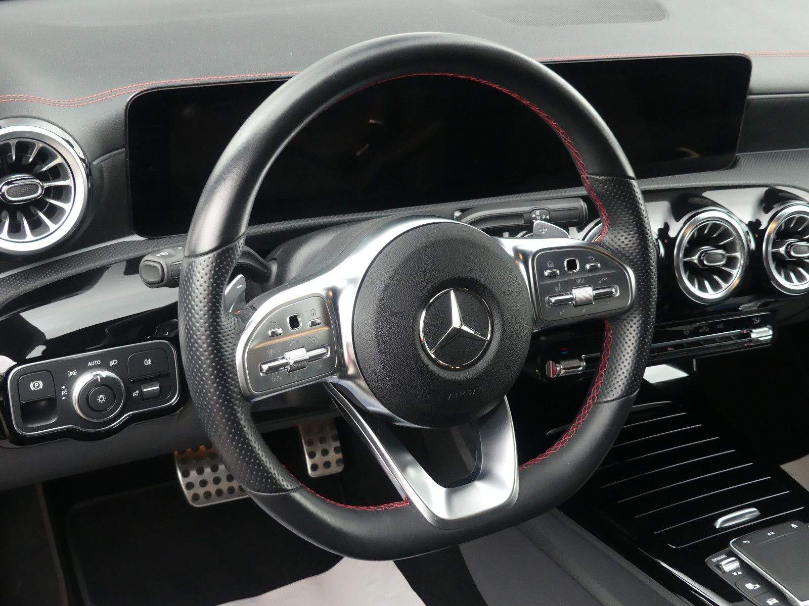 MERCEDES-BENZ CLA 200 AMG Line LED Kamera Alcantara CarPlay