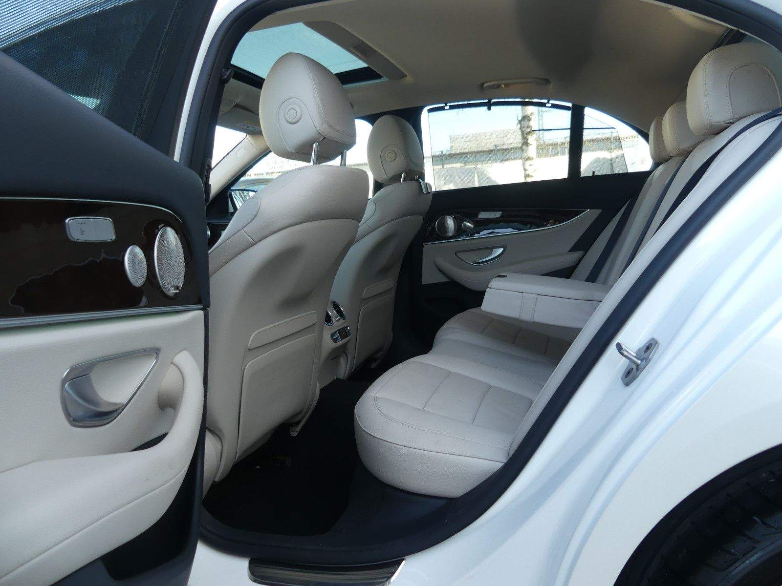 MERCEDES-BENZ E220D Avantgarde+Exclusive HUD 360° Burmester