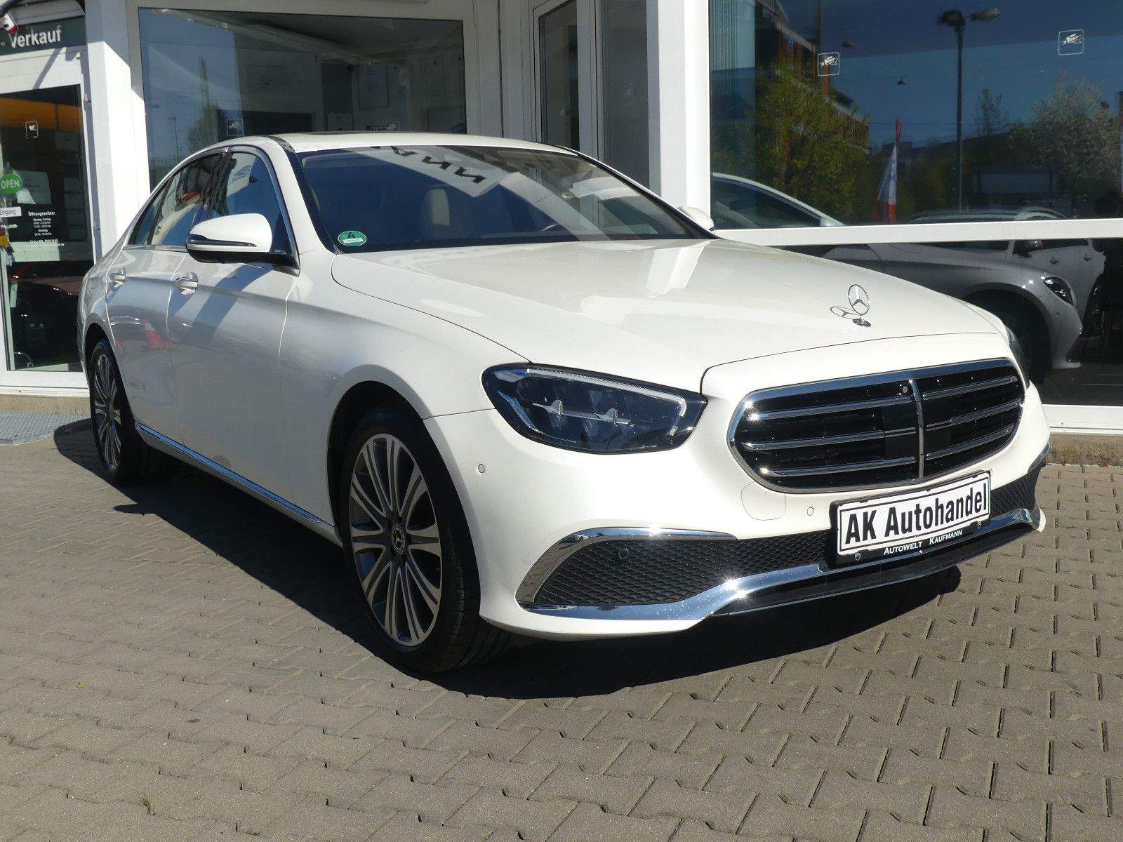 MERCEDES-BENZ E220D Avantgarde+Exclusive HUD 360° Burmester