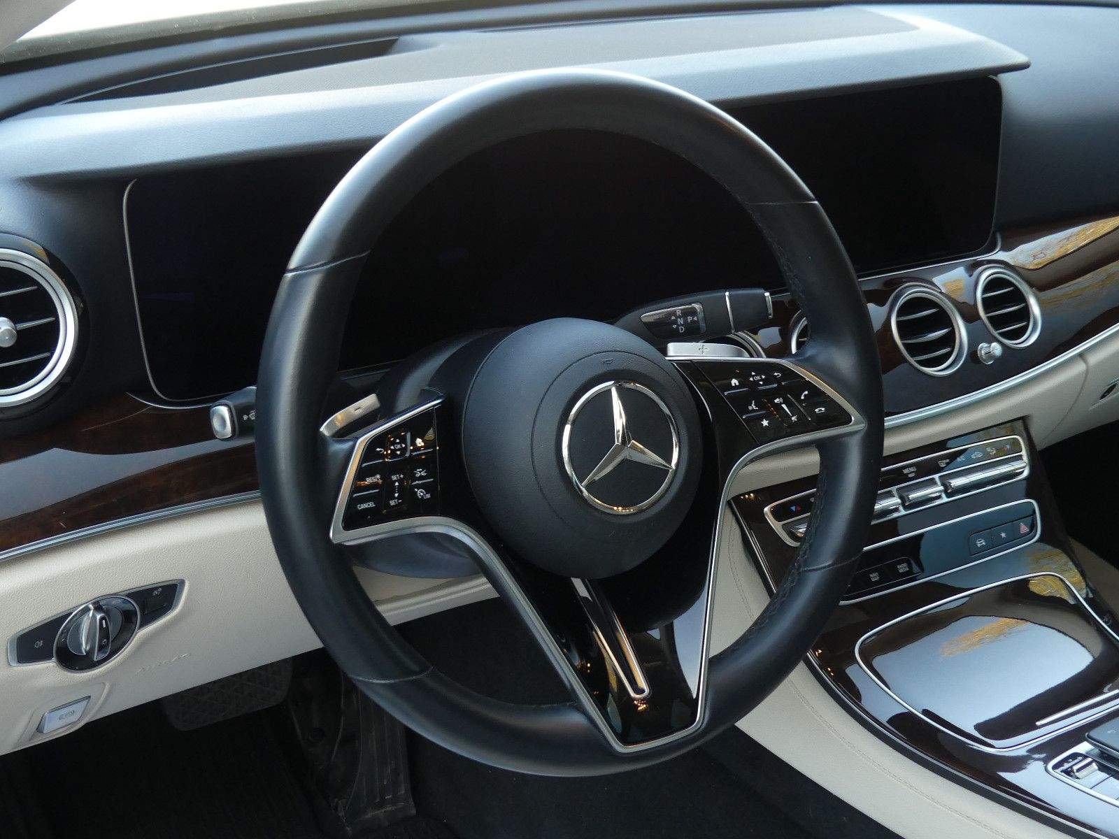 MERCEDES-BENZ E220D Avantgarde+Exclusive HUD 360° Burmester